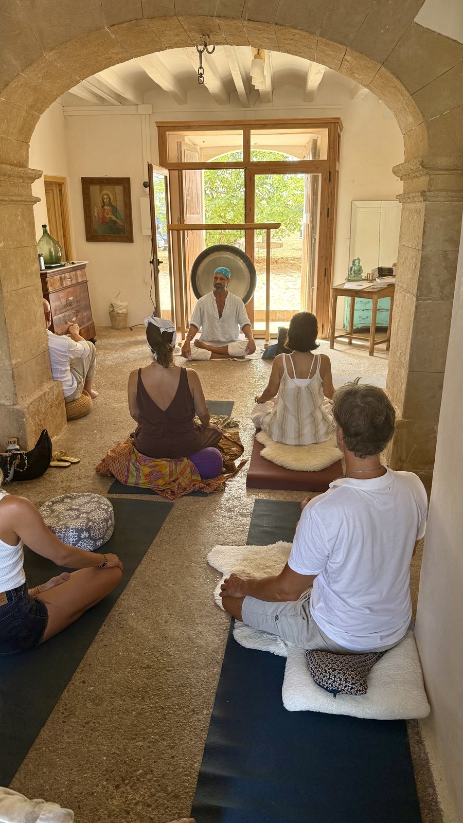 UGC Masterclass Mallorca – Yoga and meditation in the vaulted room of the finca